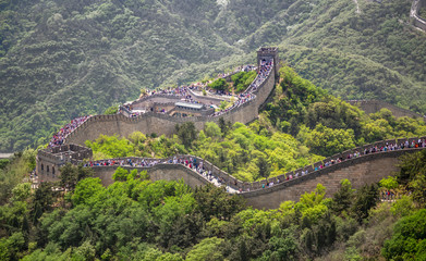 Panorama van de Grote Muur van China tussen de groene heuvels en bergen in de buurt van Peking, China