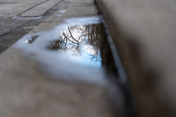 Reflektionen in einer Wasserlacke auf einer Stiege