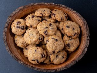 Cookies in rustikaler Holzschüssel