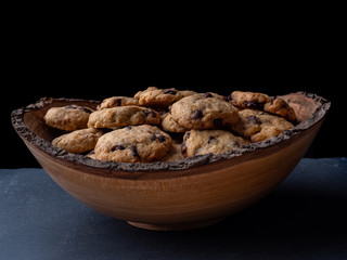 Cookies in rustikaler Holzschüssel