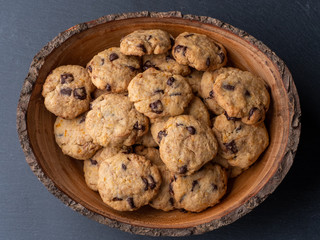 Cookies in rustikaler Holzschüssel