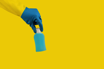 Hand mit Desinfektionsmittel Coronavirus