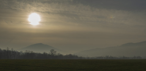 Panorama z widokiem na góry, drzewa z pięknym światłem © Tomasz