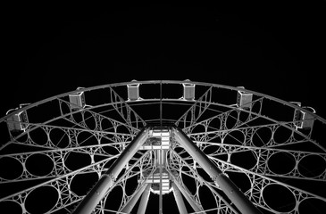 Atracción de noria durante la noche