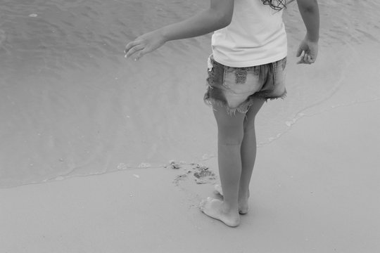 crian&ccedil;a brincando na areia da praia de charitas ,Niter&oacute;i.