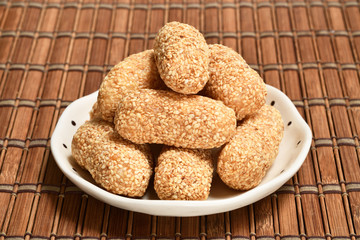 Ma Lao(Sesame rice crispy) is a Taiwanese traditional pastry, which is made of taro flour and glutinous rice flour.