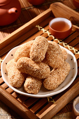 Ma Lao(Sesame rice crispy) is a Taiwanese traditional pastry, which is made of taro flour and glutinous rice flour.