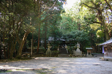 森に囲まれた古い神社