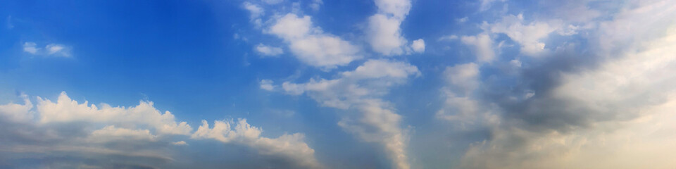 Obraz premium Panorama sky with cloud on a sunny day. Beautiful cirrus cloud. Panoramic image.