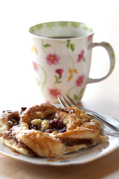Plunderteiggeb&auml;ck mit Kirschen und Streusel zum Kaffee
