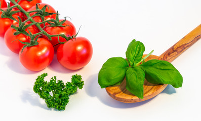 Gemüse und frische Kräuter auf einem weißen Tisch