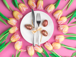 dinner plate with gold easter eggs, bow, tulips