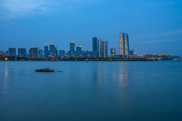 Fototapeta premium Piękna panorama miasta i spokojne jezioro w Suzhou o zmierzchu