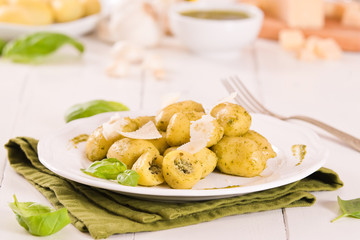 Potato gnocchi stuffed with pesto sauce.
