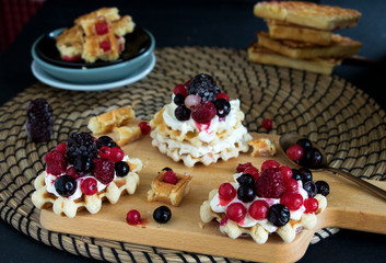 Waffeln mit frischkäsebelag und verschiedenen beeren -
