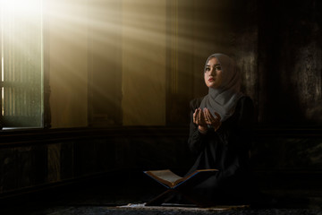 Muslim women wearing black shirts Doing prayer According to the principles of Islam..