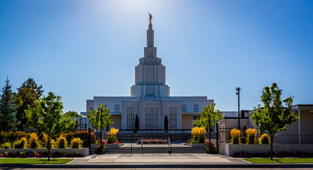Fototapeta na wymiar Mormon Temple in Idaho Falls