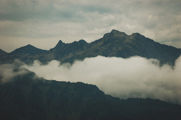 Paysage de montagne des Pyrénées dans la brume par météo grise