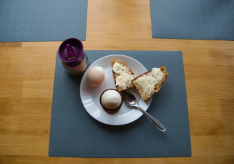 Breakfast on the table. Śniadanie na stole. Jajka na miękko z kromkami świeżej bułki.  - obrazy, fototapety, plakaty