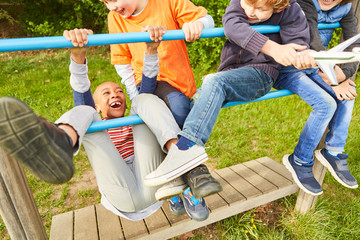 Gruppe Kinder hat Spaß beim Klettern und Spielen