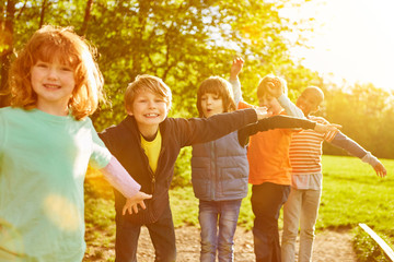 Kinder balancieren zusammen im Sommer