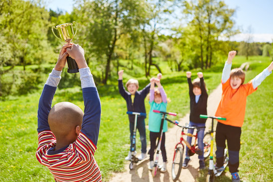 Kinder jubeln und freuen sich auf den Sieger Pokal
