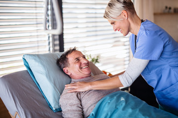 Obraz premium A healthcare worker and senior patient in hospital, talking.