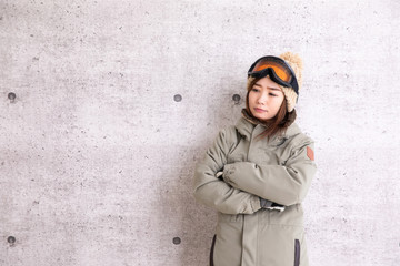 スノーボードをする女性