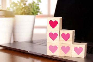 上昇するハートマークとパソコン PC & rising Hearts