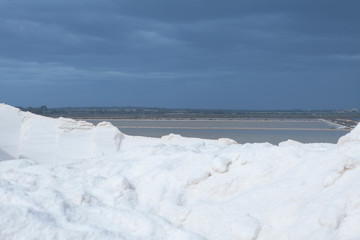 Paisaje de las salinas de Mallorca y detalle de sal