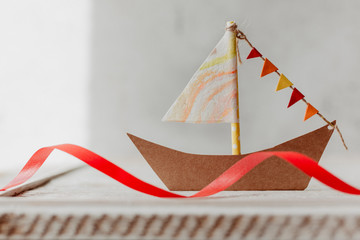 kommunion, konfirmation, firmung, taufe, glaube - Segelboot gebastelt aus Papier mit Girlande in...