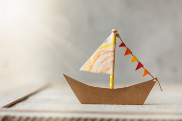 kommunion, konfirmation, firmung, taufe, glaube - Segelboot gebastelt aus Papier mit Girlande in...