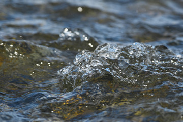 川の水流