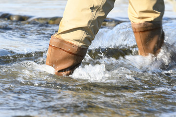 長靴で川を渡る