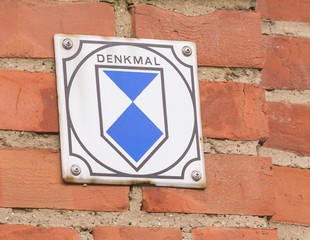 ein Denkmalschutz Schild an einem Turm