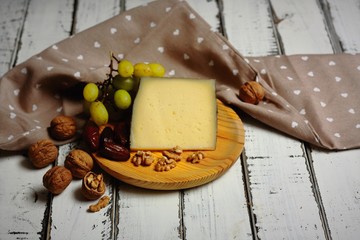 queso curado de oveja acompañado de nueces, dátiles y uva blanca.	
