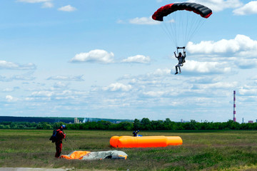 landing parachutist ground