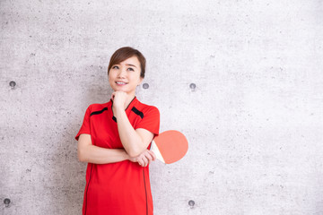 卓球をやる女性