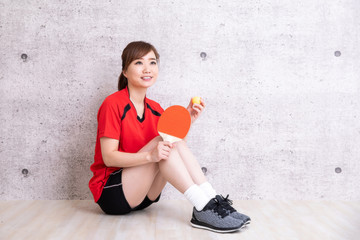 卓球をやる女性