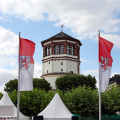 stadtflaggen mit schlossturm in düsseldorf