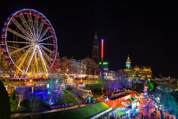 EDINBURGH/SCOTLAND - Dezember 24 2014: Edinburgh's Christmas Market - obrazy, fototapety, plakaty