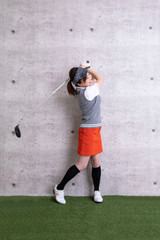 ゴルフウェアの女性