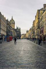Fototapeta premium EDINBURGH/SCOTLAND - Dezember 25 2014: Morning Lights on High Street 