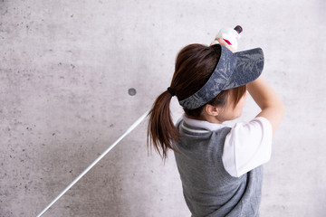 ゴルフウェアの女性