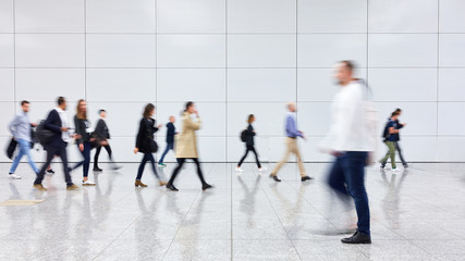 Gruppe Business Leute gehen auf Konferenz