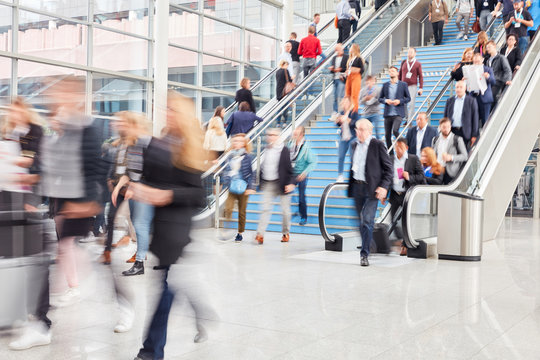 Menge Business Leute auf Treppe am Flughafen