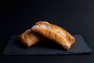 Dulce típico con forma de bollo y relleno de nuez