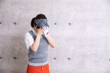 ゴルフウェアの女性