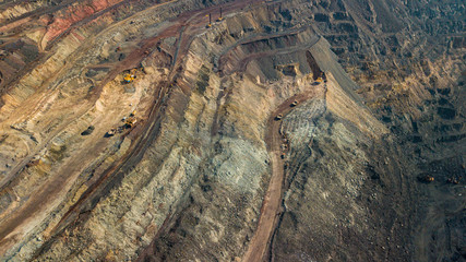 An open-cast mine quarry using an open-pit mining of ore type according to a height study