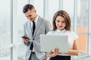 Obraz premium Teamwork concept. Business people enjoying work together, surfing online.